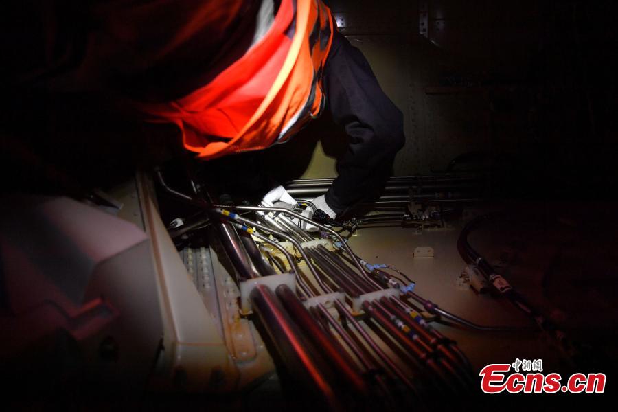 Companhia aérea realiza manuten??o de avi?es para garantir seguran?a do chunyun 