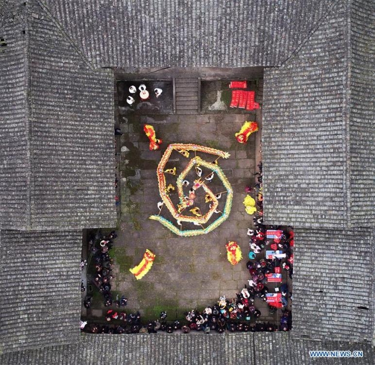 Voluntários apresentam dan?a do drag?o e do le?o para moradores em Sichuan