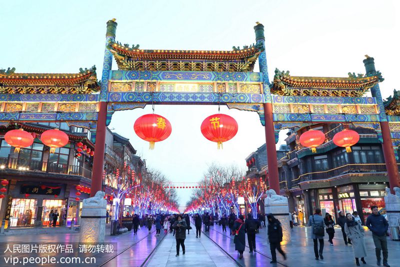 Beijing: Avenida Qianmen está decorada para abra?ar o Festival da Primavera