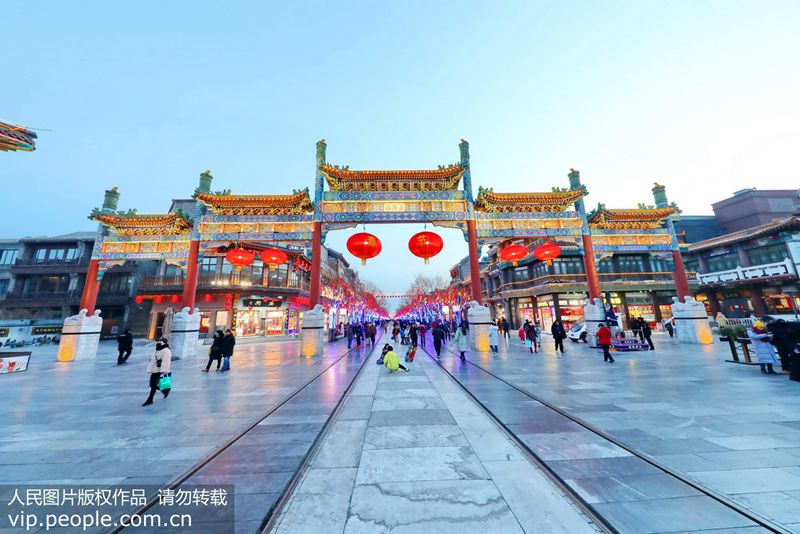 Beijing: Avenida Qianmen está decorada para abra?ar o Festival da Primavera