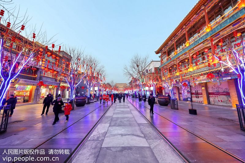 Beijing: Avenida Qianmen está decorada para abra?ar o Festival da Primavera