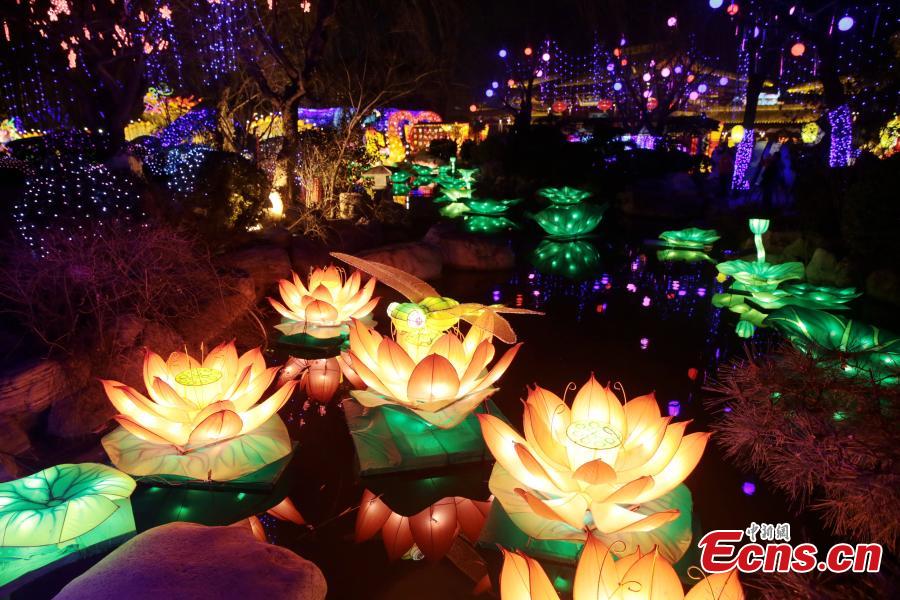 Lanternas coloridas iluminam Xi'an para celebra?ar o próximo Ano Novo Chinês
