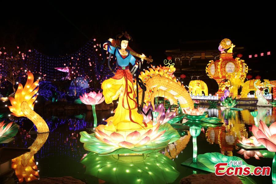 Lanternas coloridas iluminam Xi'an para celebra?ar o próximo Ano Novo Chinês