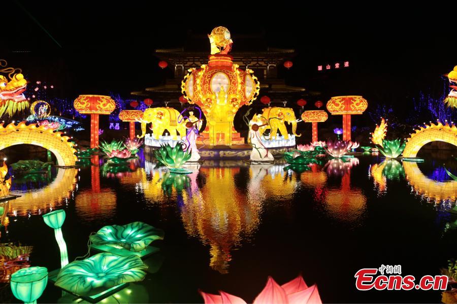 Lanternas coloridas iluminam Xi'an para celebra?ar o próximo Ano Novo Chinês