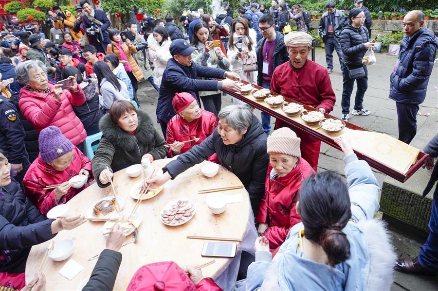 Grande banquete ao ar livre realizado em Chongqing