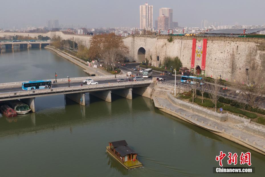 Nanjing decora port?es da muralha para celebrar o Festival da Primavera