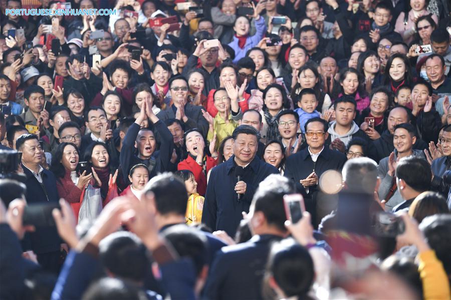 Xi inspeciona feira de compras para Festa da Primavera em Kunming