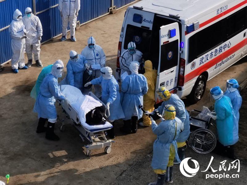 Primeiras ambulancias a carregar pacientes infetados por novo coronavírus chegam ao Hospital Huoshenshan