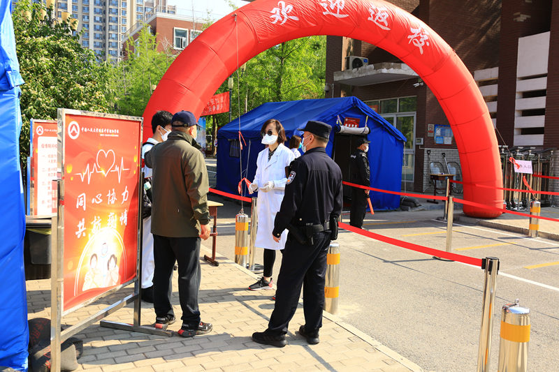 Estudantes de ensino médio em Beijing retomam aulas