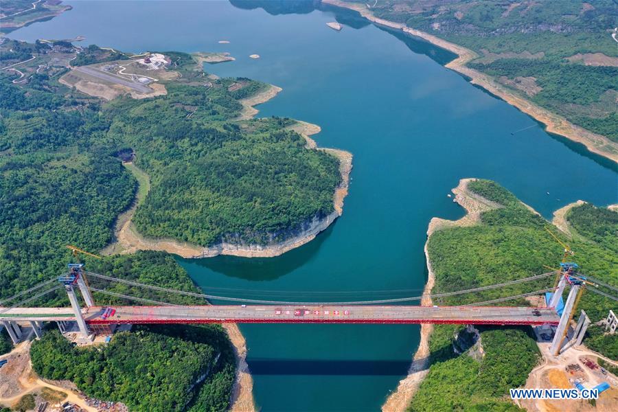 Galeria: Ponte Wujiang sobre Lago Feilong em constru??o em Guizhou

