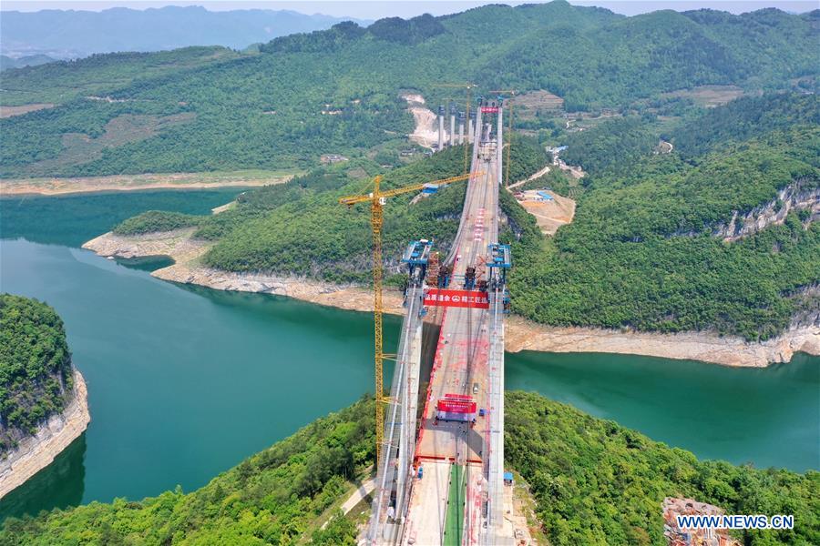 Galeria: Ponte Wujiang sobre Lago Feilong em constru??o em Guizhou

