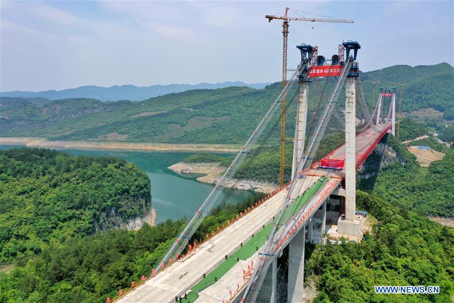 Galeria: Ponte Wujiang sobre Lago Feilong em constru??o em Guizhou

