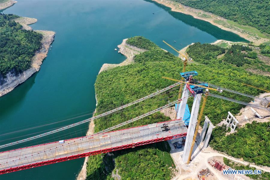Galeria: Ponte Wujiang sobre Lago Feilong em constru??o em Guizhou

