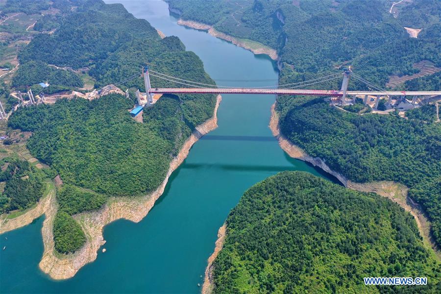 Galeria: Ponte Wujiang sobre Lago Feilong em constru??o em Guizhou

