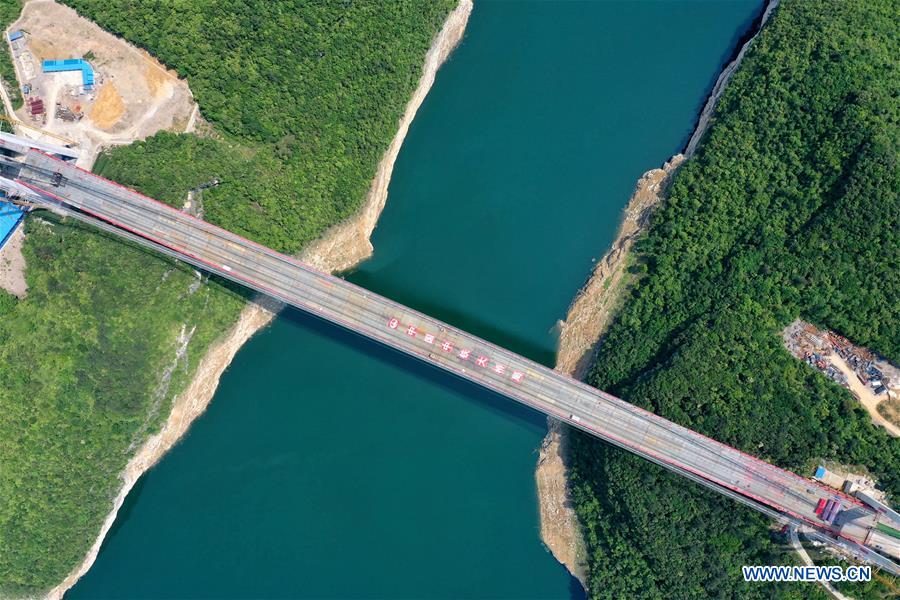Galeria: Ponte Wujiang sobre Lago Feilong em constru??o em Guizhou

