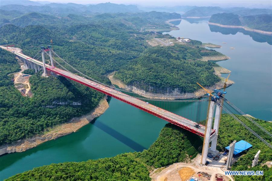Galeria: Ponte Wujiang sobre Lago Feilong em constru??o em Guizhou

