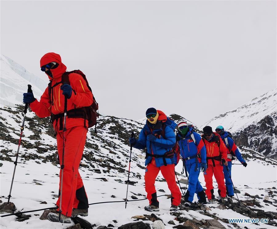 Membros da equipe de medi??o do cume do Monte Qomolangma chegam ao acampamento de base a uma altitude de 6.500 metros


