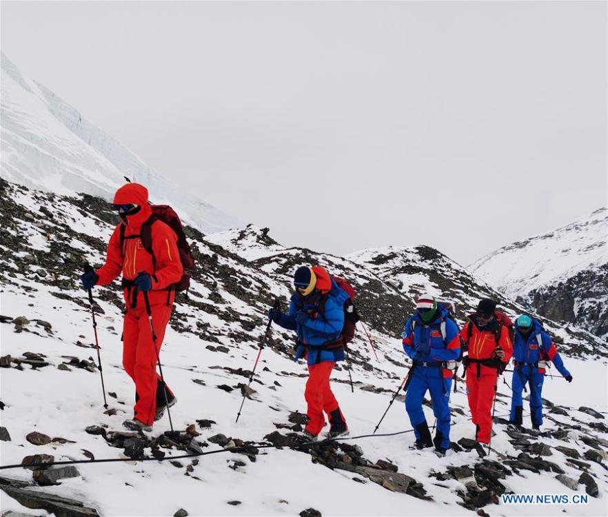 Membros da equipe de medi??o do cume do Monte Qomolangma chegam ao acampamento de base a uma altitude de 6.500 metros


