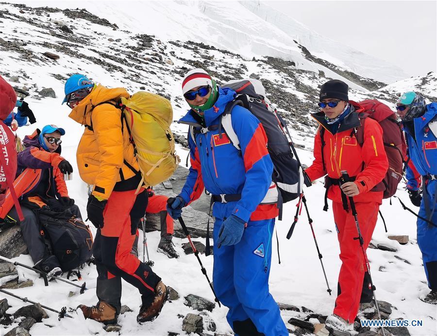 Membros da equipe de medi??o do cume do Monte Qomolangma chegam ao acampamento de base a uma altitude de 6.500 metros


