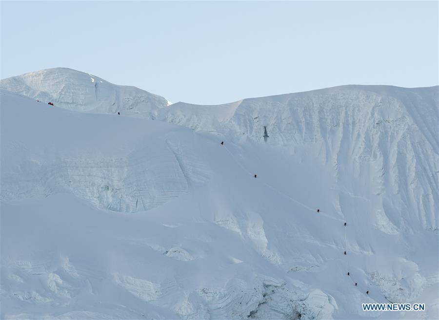 Equipe de medi??o do Monte Qomolangma trabalhará na rota ao pico