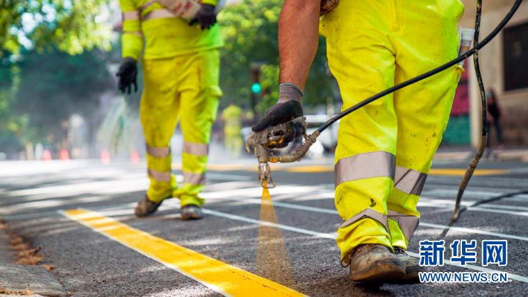 Barcelona alarga cal?adas para garantir distancia social
