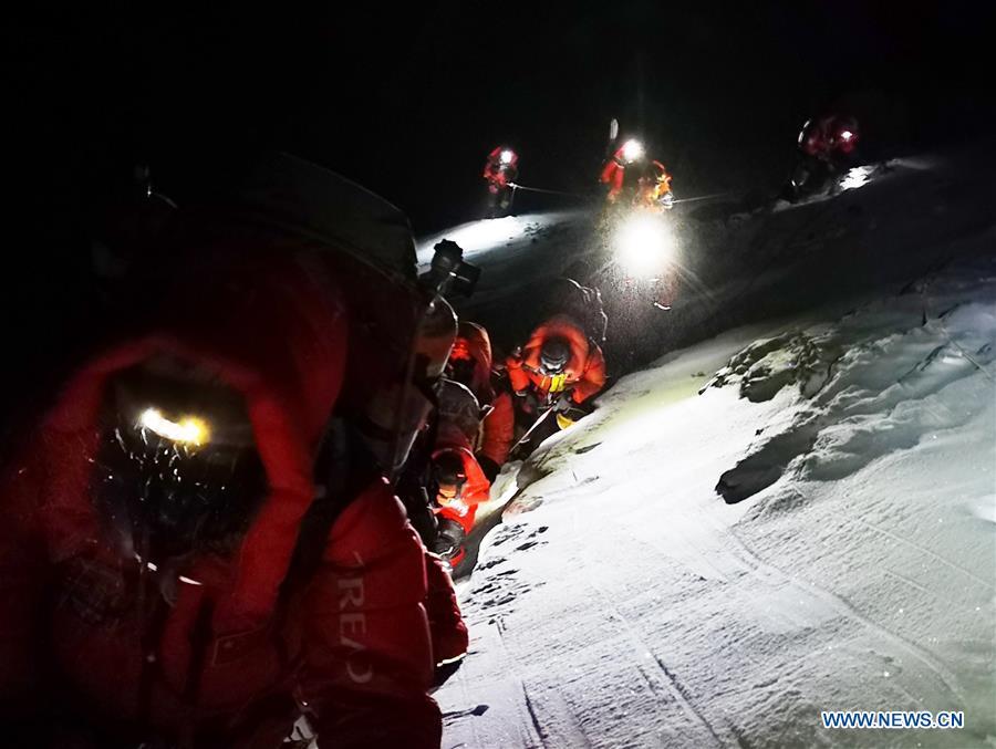 Equipe de pesquisa chinesa chega ao cume do Monte Qomolangma