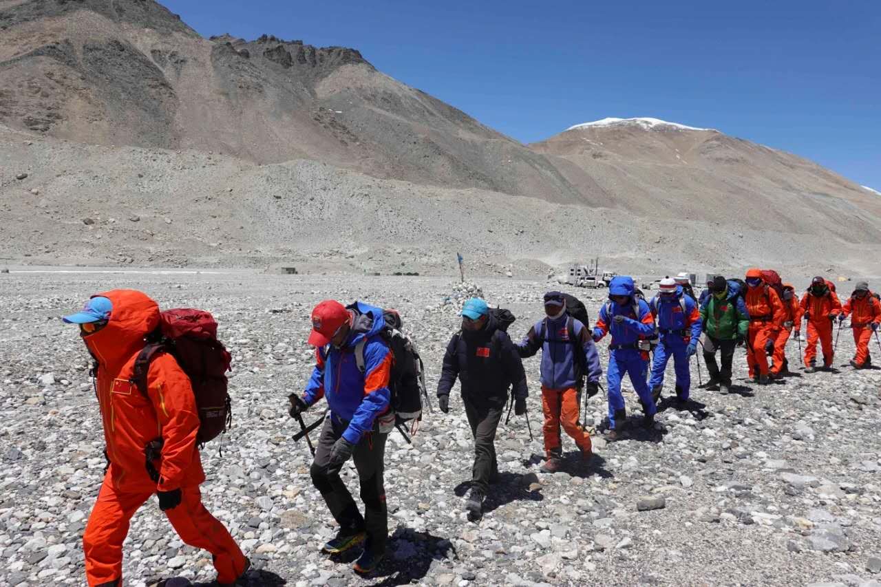 Equipe de pesquisa chinesa chega ao cume do Monte Qomolangma