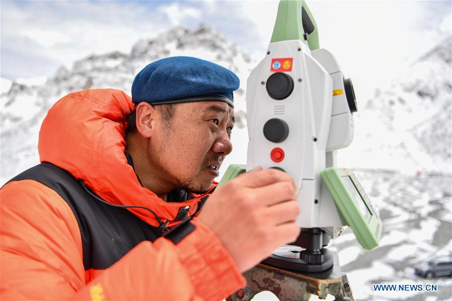 Expedi??o chinesa realiza pesquisa no acampamento base do Monte Qomolangma