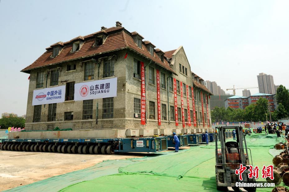 Shangdong: Edifício de 100 anos em Jinan tem desloca??o de 76 metros concluída