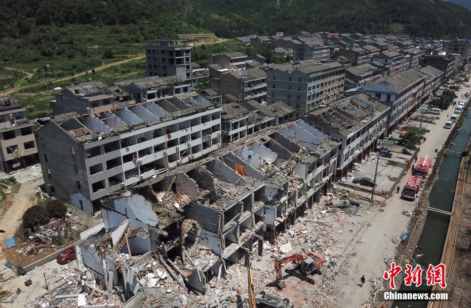 Explos?o do caminho de tanque no leste da China causa centenas das mortes e feridos

