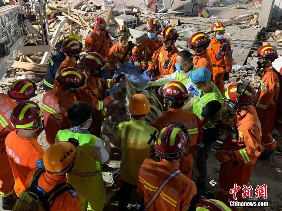 Explos?o do caminho de tanque no leste da China causa centenas das mortes e feridos

