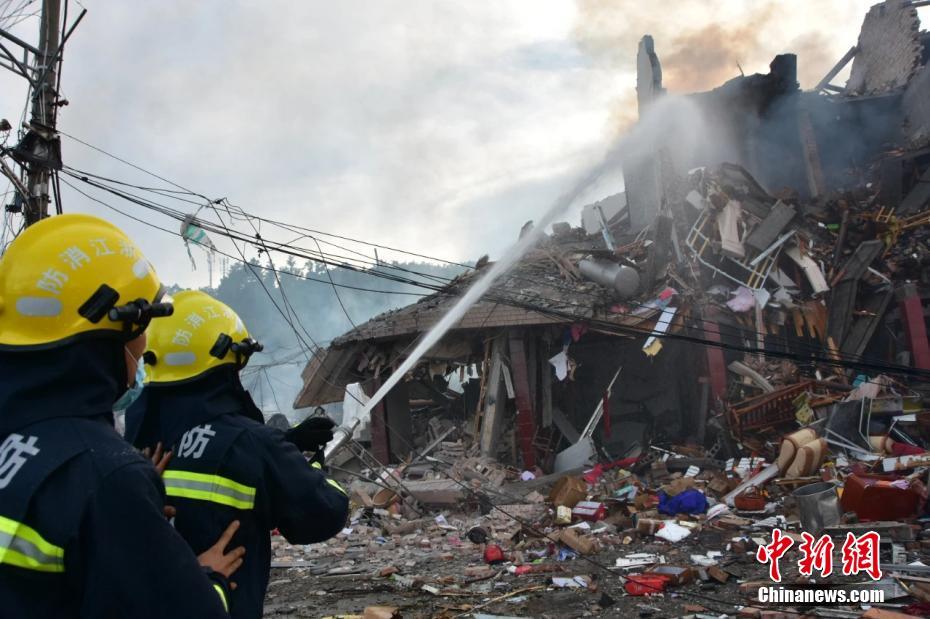 Explos?o do caminho de tanque no leste da China causa centenas das mortes e feridos

