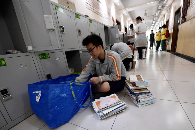 Estudantes saem da escola enquanto Beijing luta contra Covid-19
