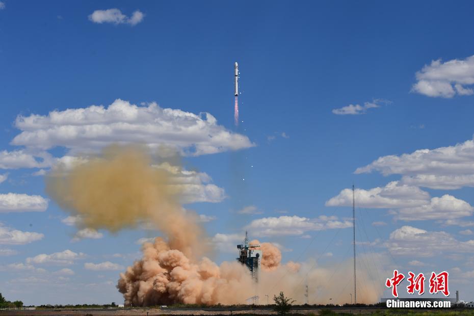 China lan?a três satélites com sucesso