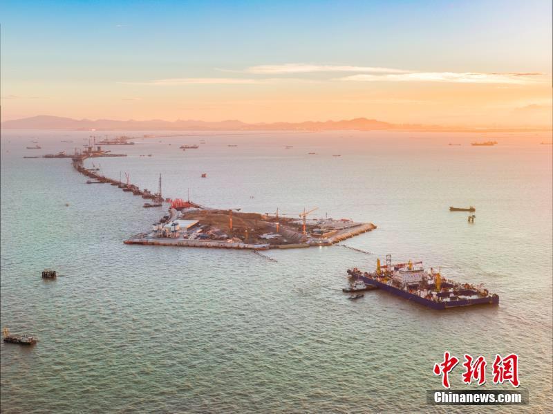Primeira se??o do túnel da Ponte Shenzhen-Zhongshan é acoplada