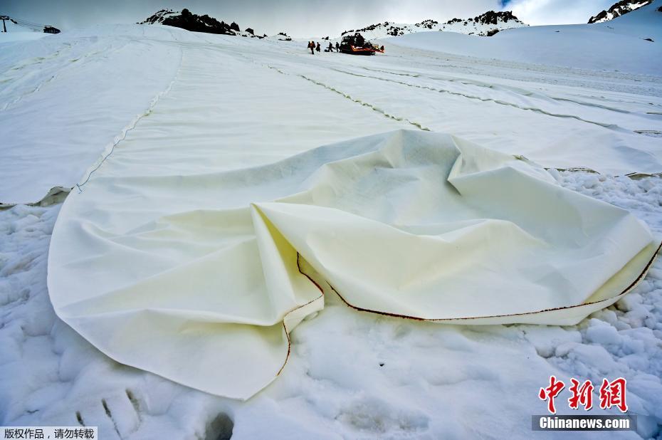 Galeria: Itália reveste neve em topo de montanha com tecido branco