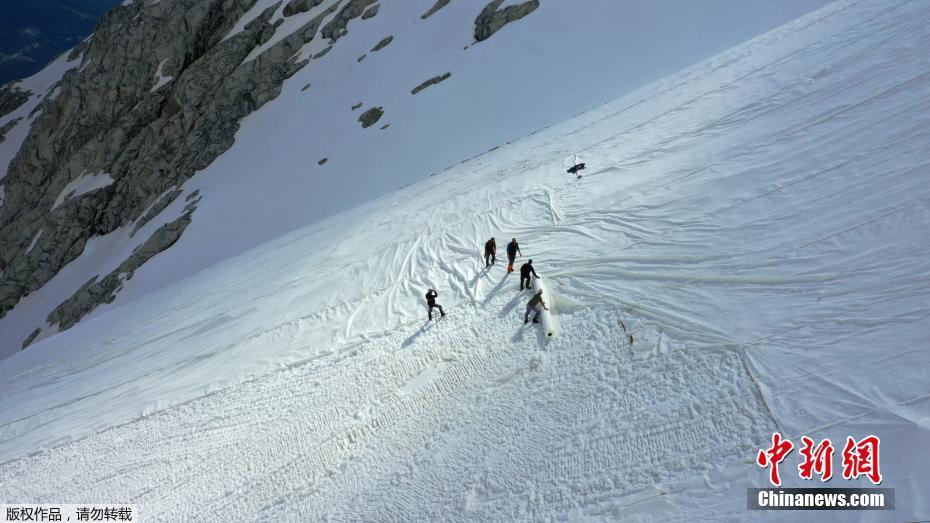 Galeria: Itália reveste neve em topo de montanha com tecido branco