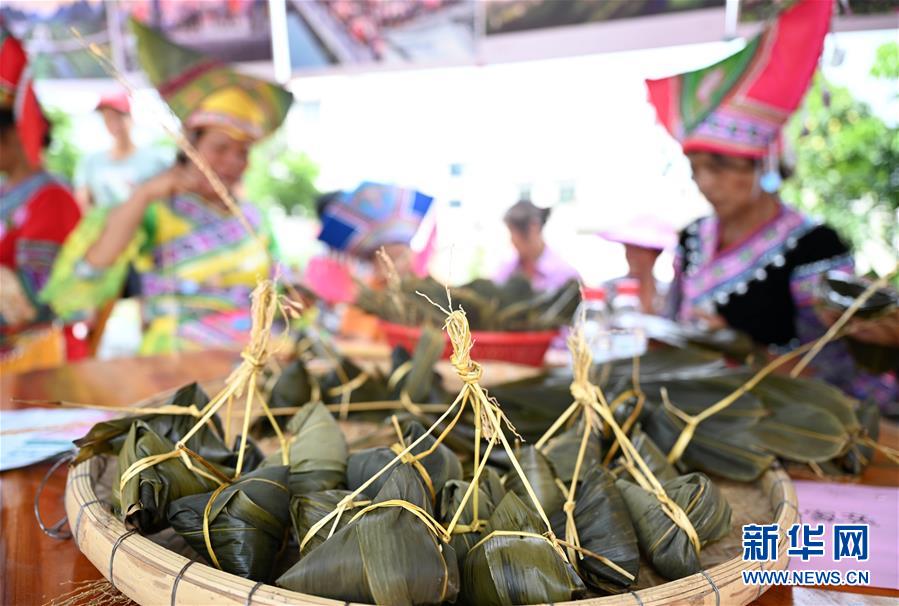 Chineses abra?am o Festival do Barco do Drag?o