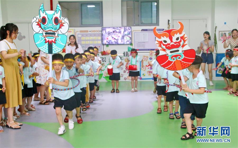 Chineses abra?am o Festival do Barco do Drag?o