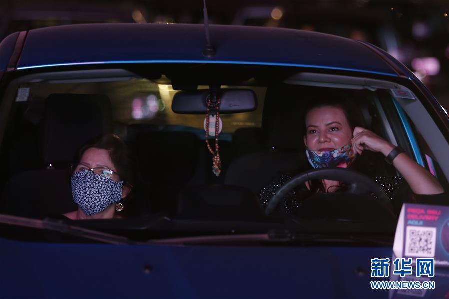 Parque de estacionamento em Brasília se torna um teatro ao ar livre

