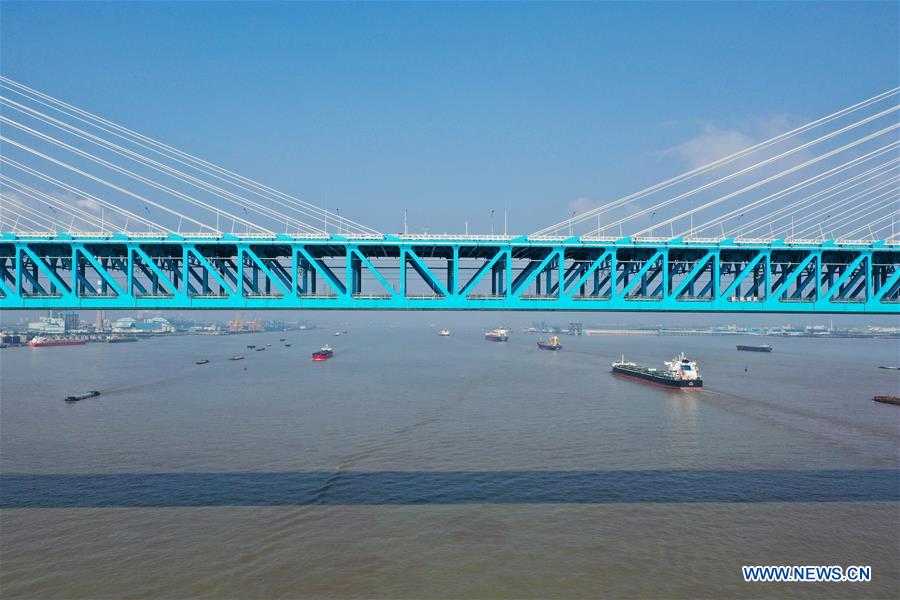 Ponte Shanghai-Suzhou-Nantong abre ao transito

