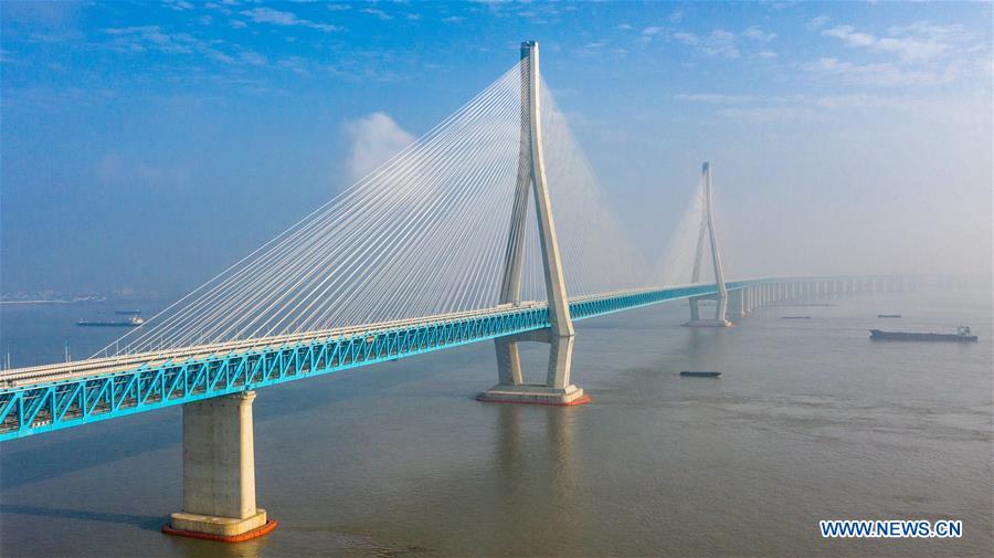 Ponte Shanghai-Suzhou-Nantong abre ao transito

