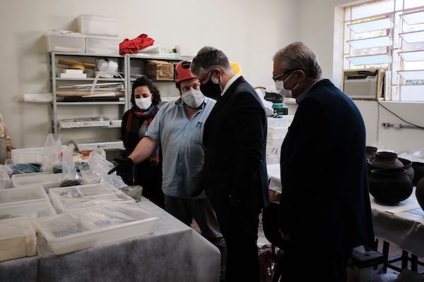 Museu universitário no Brasil pega fogo e maioria das mais de 260.000 cole??es é 