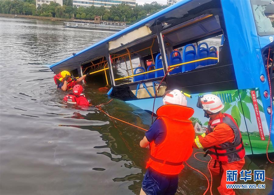 Acidente de ?nibus deixa 21 mortes e 16 feridos em Guizhou