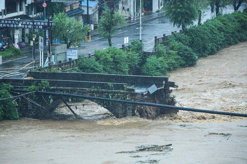 Inunda??o destrói ponte antiga na província de Anhui