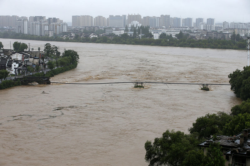 Inunda??o destrói ponte antiga na província de Anhui