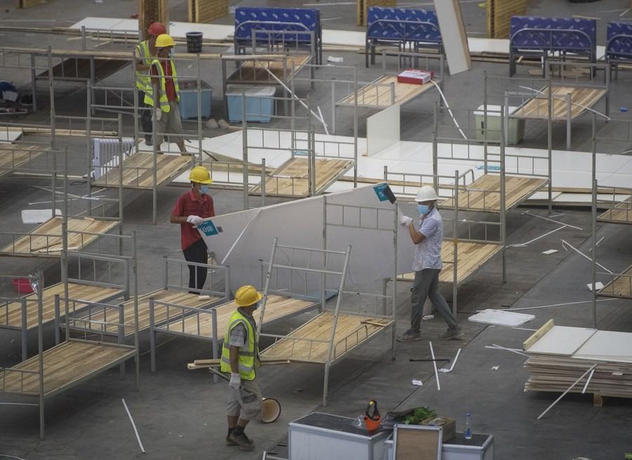 Wuhan remove instala??es em hospital de campanha