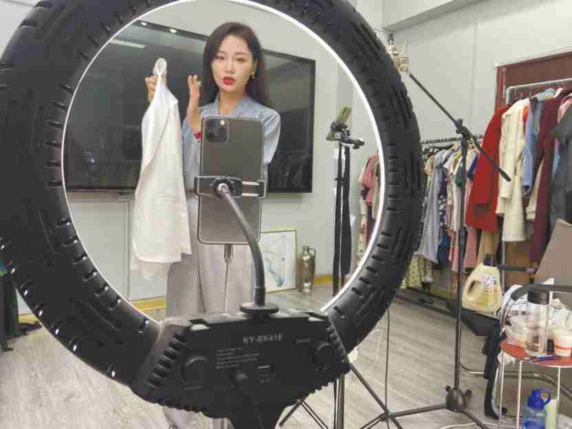 O que ajuda anfitri?es de streaming a vender mais produtos?