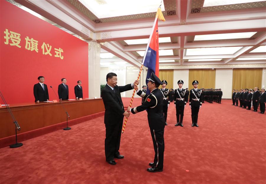 Xi confere bandeira à for?a policial da China