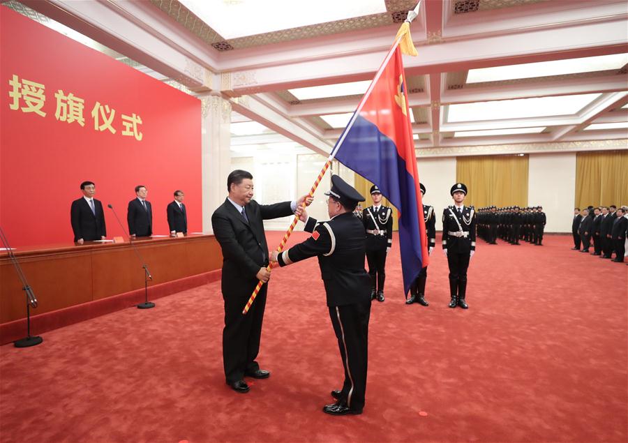 Xi confere bandeira à for?a policial da China